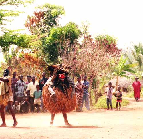 Masque africain dansant